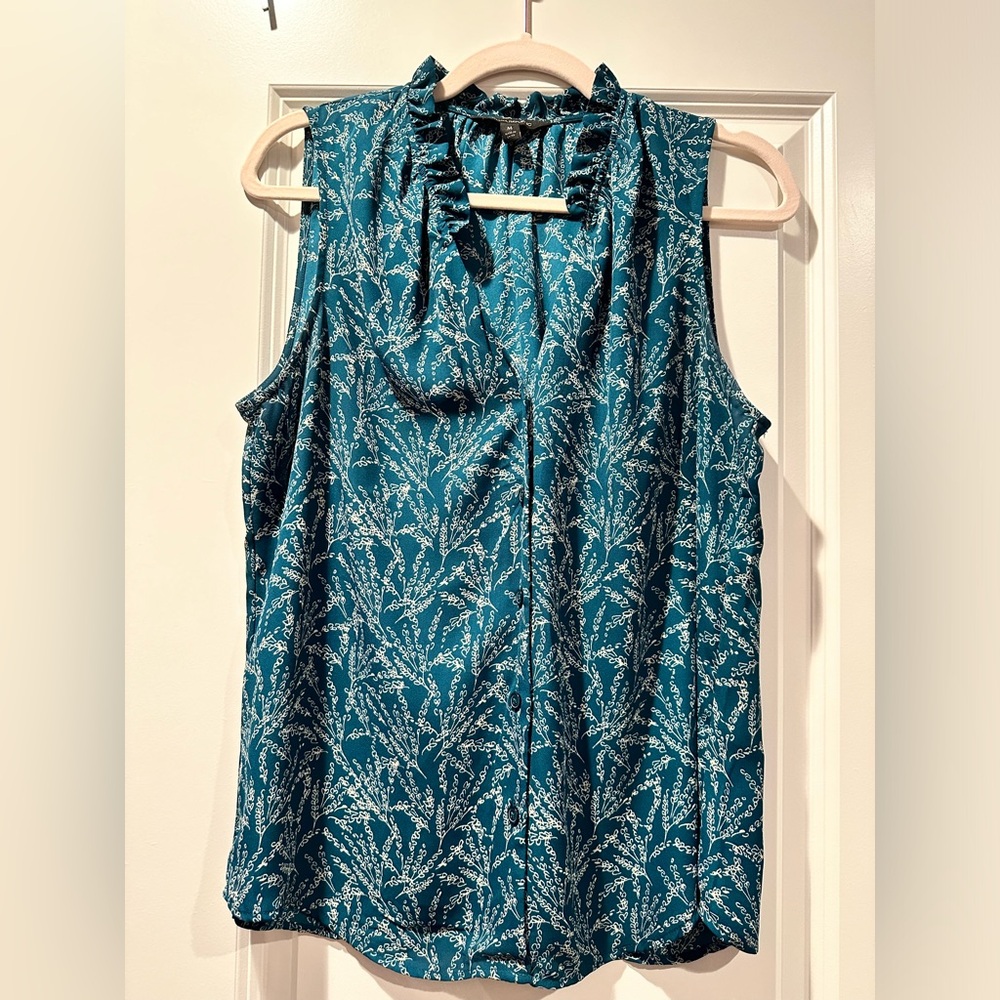 Sleeves Banana Republic blouse. Size M. V neck and ruffled collar. Like new!